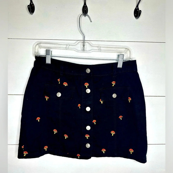 Forever 21 Mushroom Embroidered Mini Black Skirt - Size Large - Picture 1 of 4
